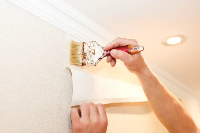 Pose de papier peint à Moumoulous — revêtements muraux et toiles de verre